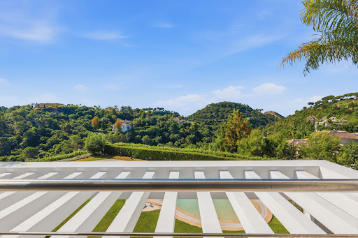 View of green hills and swimming pool - Luxury house for sale in Benahavís, 5 rooms, 5 bedrooms