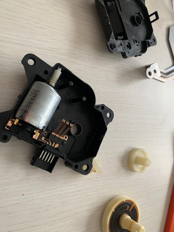 レガシィツーリングワゴンのエアコンモードアクチュエーター修理・DIYに関するカスタム事例の投稿画像8枚目