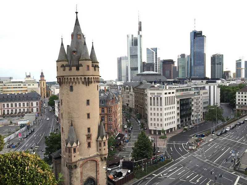 Uma torre medieval no meio de Frankfurt