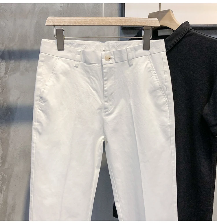 Trendi muške omladinske pantalone sa draperijom, svestrane i elegantne, za moderan i udoban izgled, idealne za svakodnevno nošenje i sve prilike.