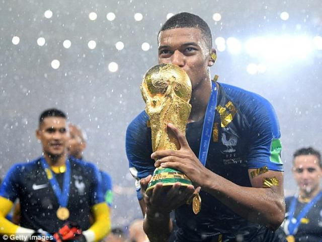 Tiền đạo Mbappe ôm cúp vô địch World Cup 2018