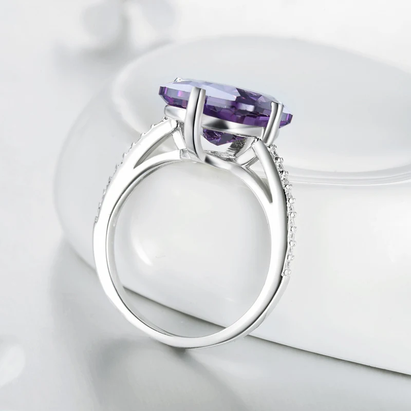 Rechthoekige ring met ingelegde zirkonia voor dames. Prachtige en elegante ring die perfect is voor een verfijnde uitstraling en elke outfit.