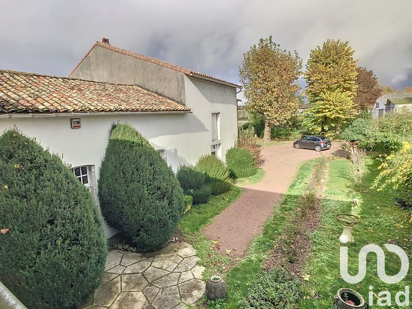 Vente propriété 9 pièces 259 m² à Villefagnan (16240), 250 000 €