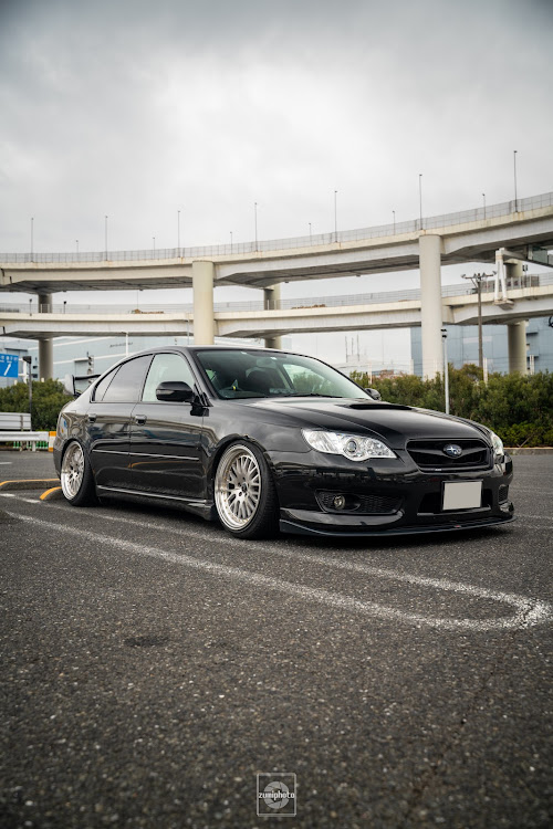 レガシィB4の黒セダン・キャンバー5度・ホイール交換・車高調整に関するカスタム事例の投稿画像1枚目