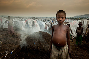 Children at refugee camp Mugunga 3<br />
next to charcoal preparation<br />
Goma, North Kivu, Congo<br />
foto: &copy: Isabel Corthier