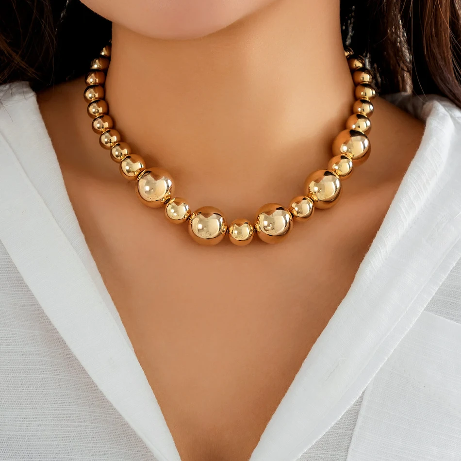 Collar con cuentas de contraste punk exagerado y pulsera de bola para un look audaz y moderno. Accesorios llamativos y elegantes.