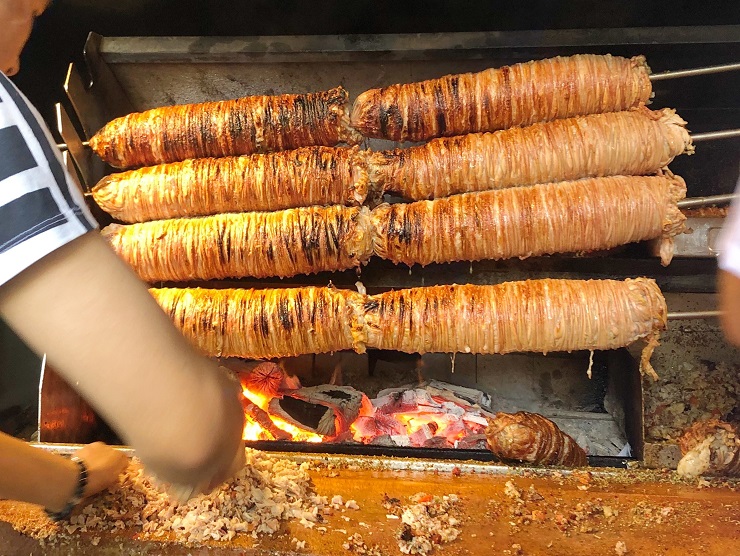 トルコを代表するホルモン料理「ココレッチ」とは？ / イスタンブールの名店「クラル・ココレッチ」