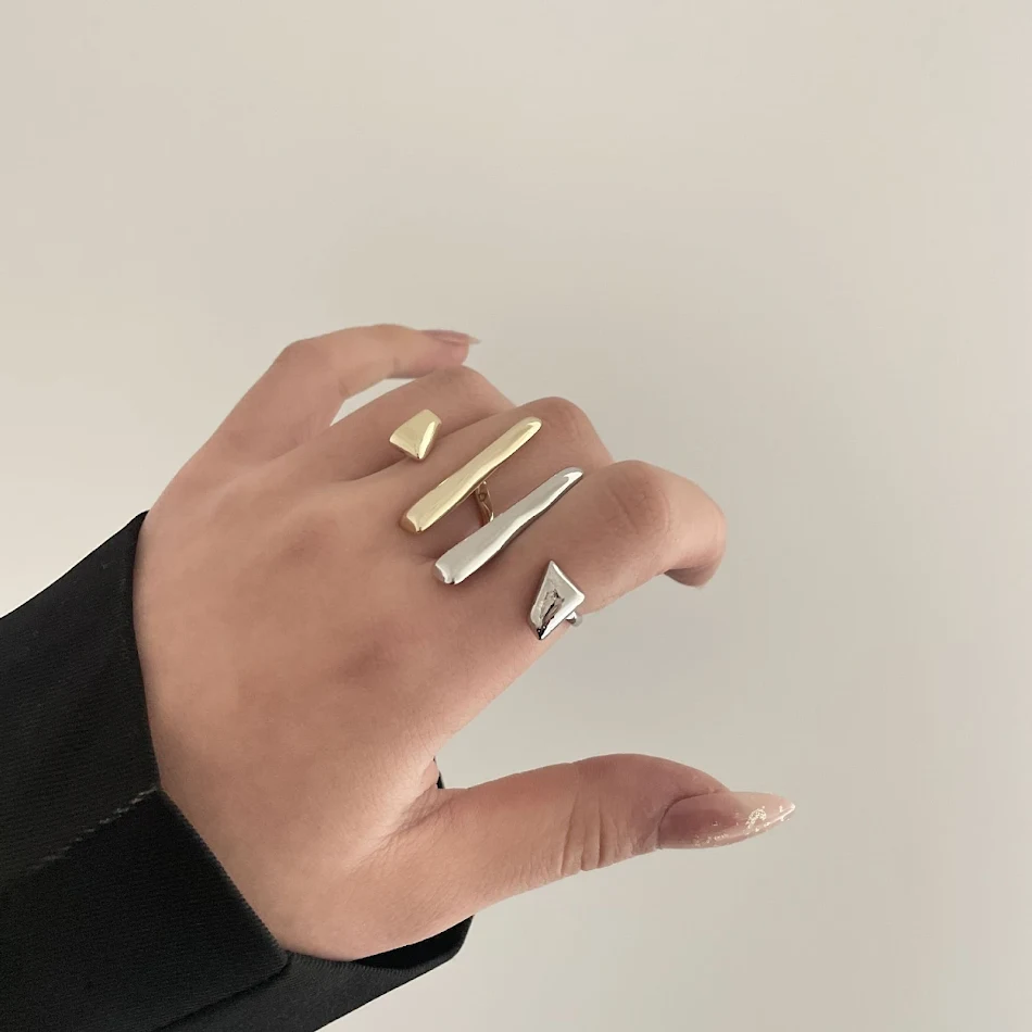 Bague d'index réglable géométrique irrégulière au design spécial. Un bijou unique pour affirmer votre style et attirer l'attention