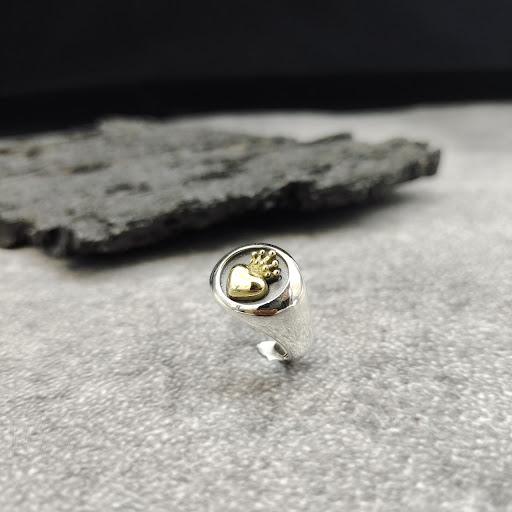 Title 5, Fashionable and versatile ring for any occasion...