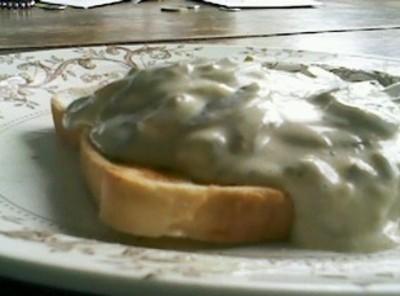 Creamed mushrooms made with sour cream. My favourite lunch when Im home alone!