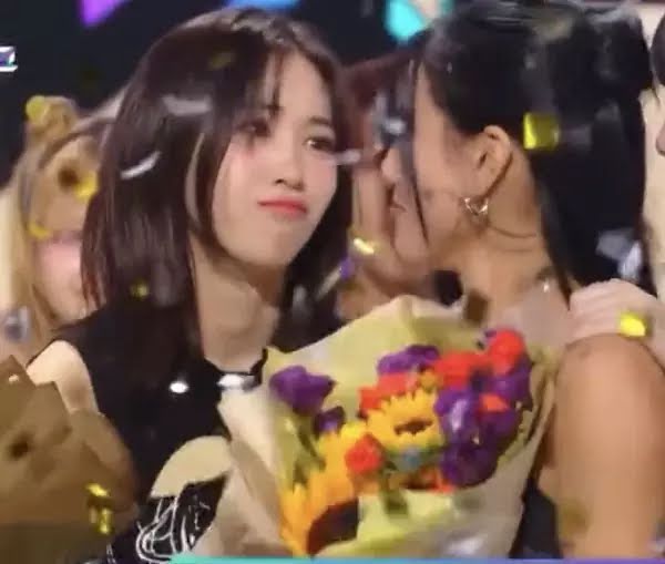 Watching-the-video-of-Jihyo-getting-1st-place-Ryujin-is-so-cute-4