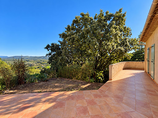 House purchase in Lauris (84360) - House facade with terrace and garden