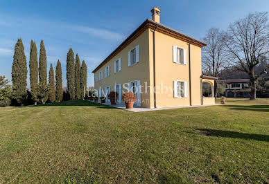 Villa with pool and garden 6