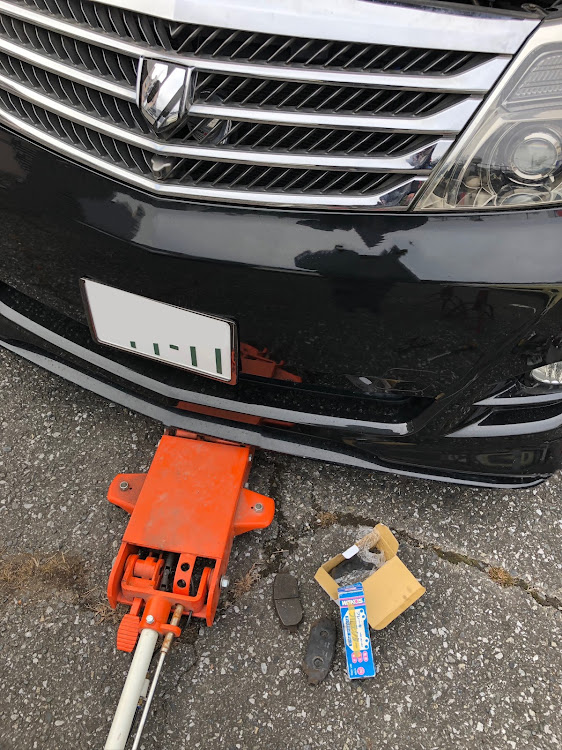 アルファードGの車検なんて無くなればいいのに😟・車検準備中・ブレーキパッド交換……終了・リフレクター取付に関するカスタム事例の投稿画像1枚目