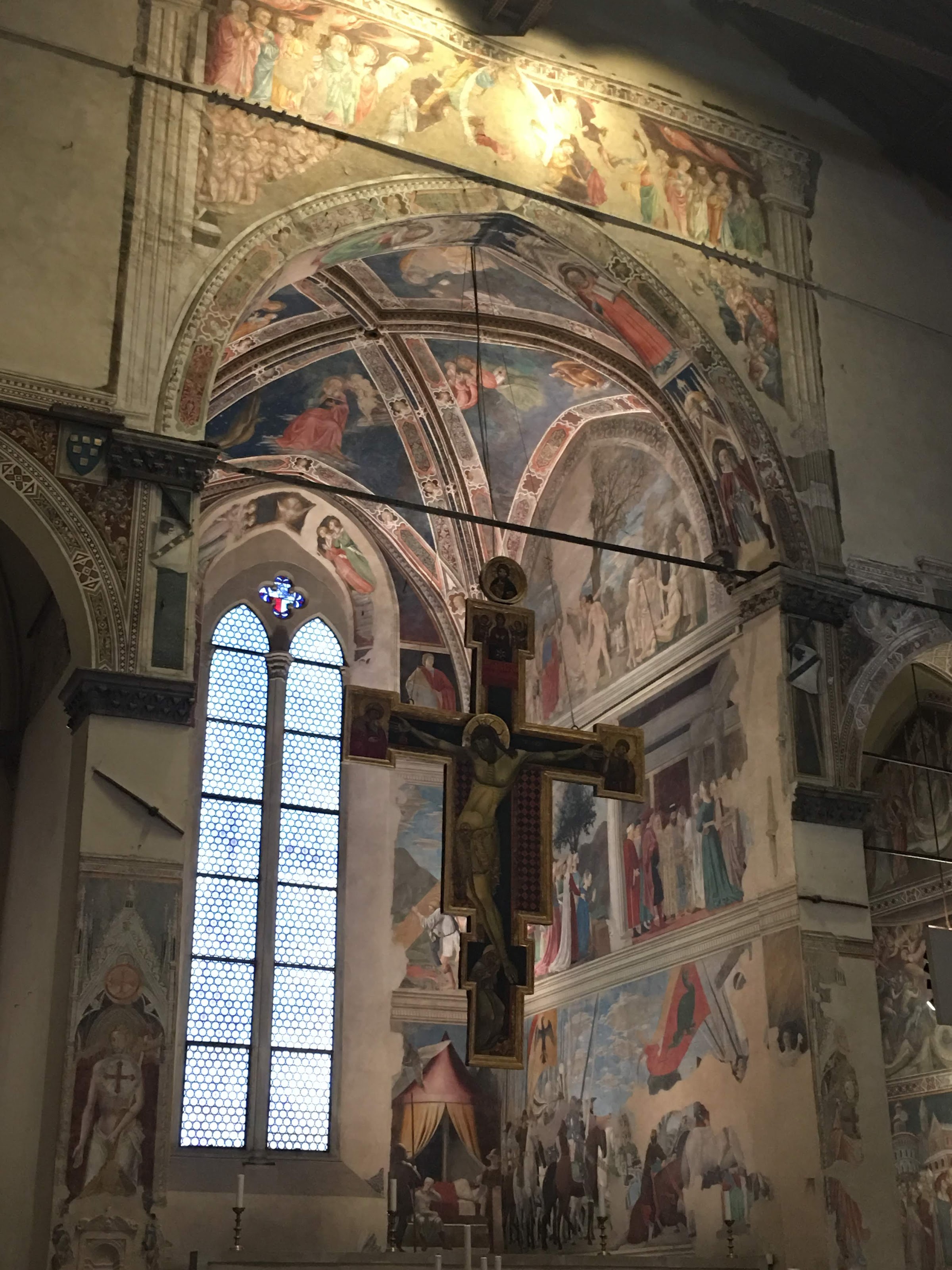 
La Cappella Bacci nella Basilica di San Francesco, con il Crocifisso del Maestro di San Francesco e Le Storie della Vera Croce di Piero della Francesca