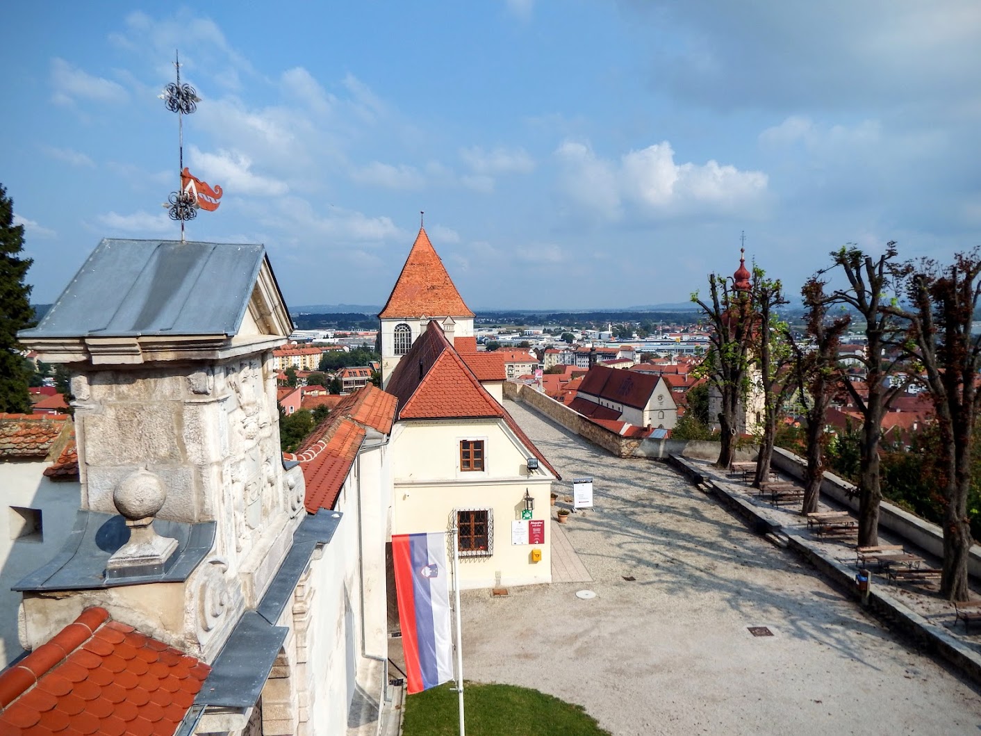 Ptuj - Panoramski pogled na Ptuj in Ptujski grad (panoráma a városra és a vár)
