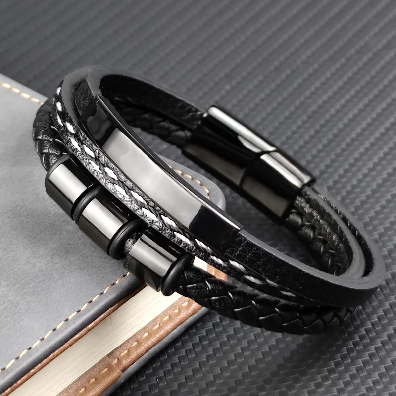 Pulseira de couro e aço inoxidável com design punk, para homens. Adicione um toque rebelde ao seu estilo com esta pulseira durável e moderna.