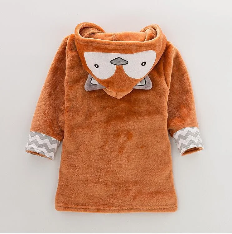 Baby badjas met capuchon in cartoon dieren ontwerp, superzacht en absorberend, perfect om je baby na het bad warm en droog te houden.