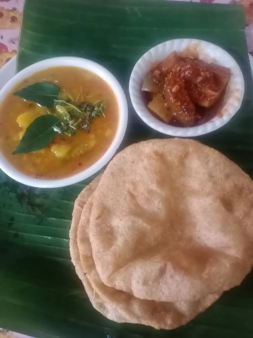 4 Aloo Poori+Sabji [Aloo+Tomato]+Achar