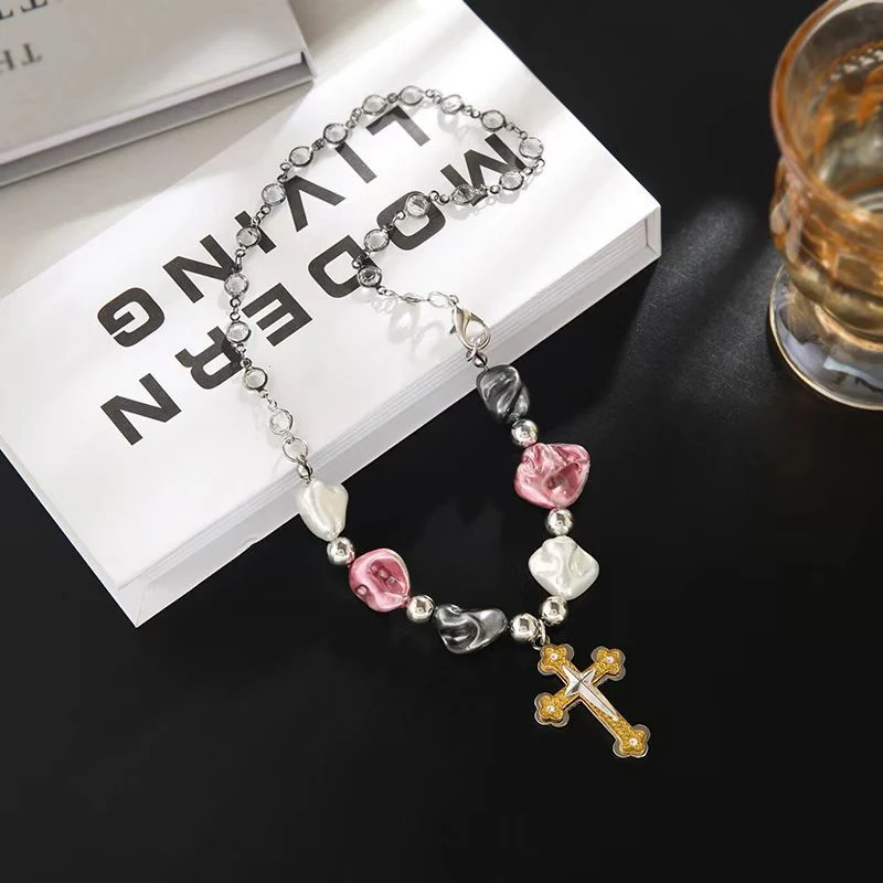 Niche Pearl Cross Necklace Ornament Een elegant accessoire voor elke gelegenheid. Een perfect cadeau met prachtige details en een tijdloos design.