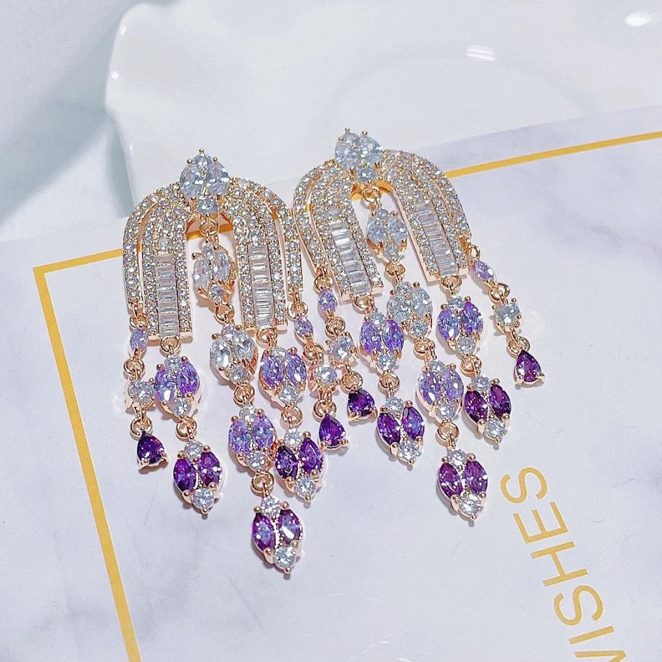 Boucles d'oreilles Fashion Court avec pompons en forme de goutte d'eau. Élégance et mouvement pour sublimer votre look. Bijoux féminins, parfaits en toutes occasions.