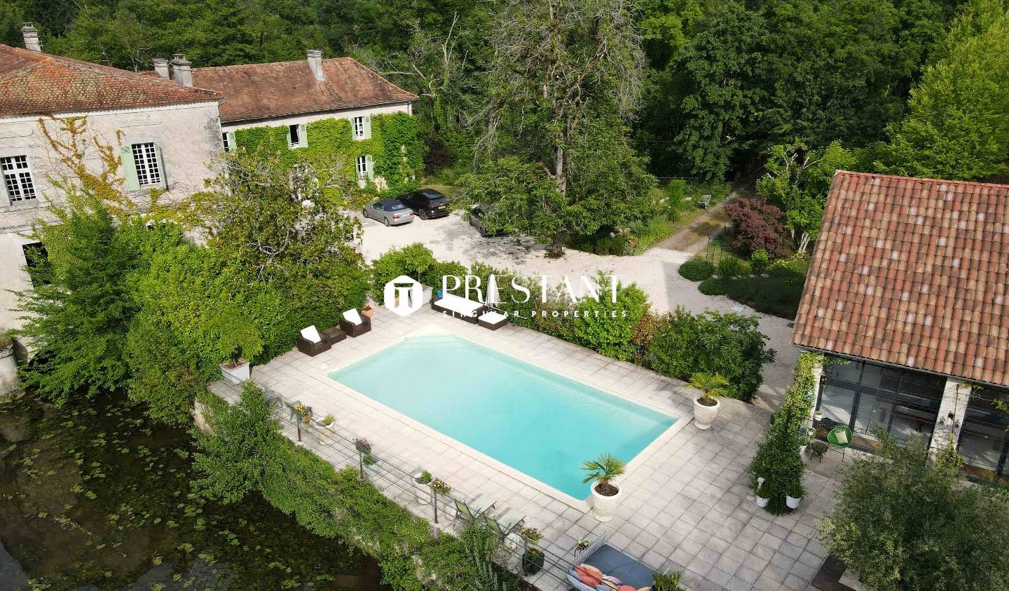 Property with pool La Roche-Chalais