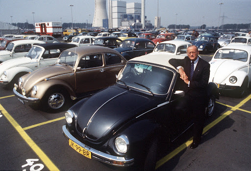 Carl Hahn, who led Volkswagen AG’s international expansion in the 1980s after directing the rise of the Volkswagen Beetle in the US in the 1960s, has died.