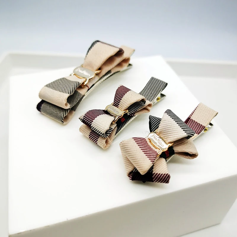 Dames haarspeld met ruitpatroon, strik en haaiclips, een modieus en functioneel accessoire voor diverse kapsels, eenvoudig te gebruiken.