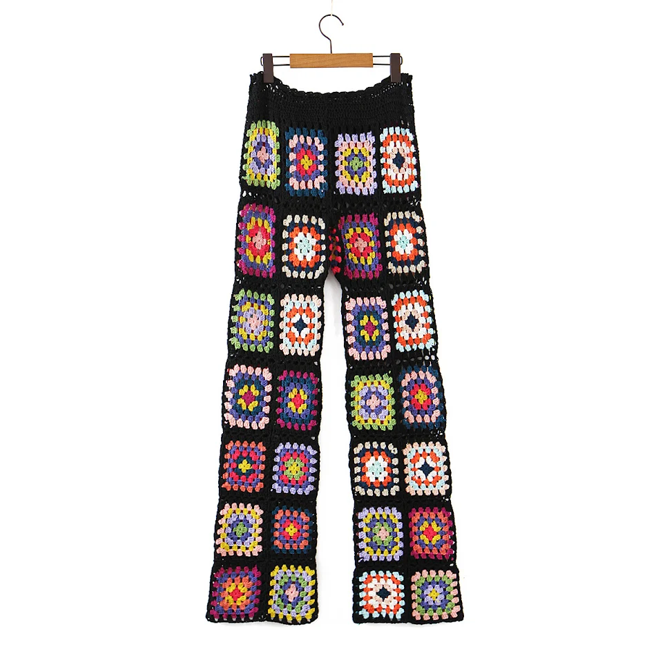Handgemaakte gehaakte broek met hoge taille en kleurrijk bloemenpatroon, uniek stijlvol en comfortabel. Perfect voor de zomer.