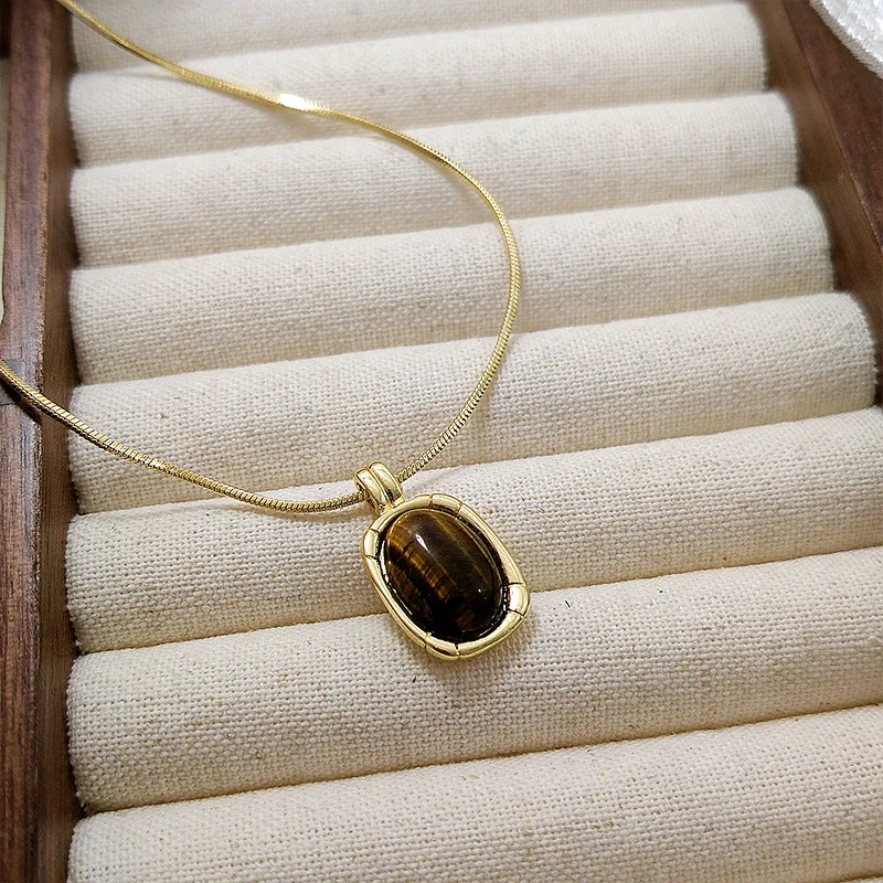 Retro Cymophanite ovale oorbellen, perfect om een vleugje vintage en elegantie aan je dagelijkse look toe te voegen. Uniek en boeiend design.