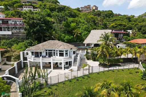 House with pool 1