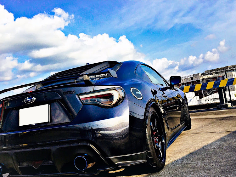 BRZのツートンカラー・zestino・アクセレラ651SPORT・梅雨の晴れ間に関するカスタム事例の投稿画像1枚目