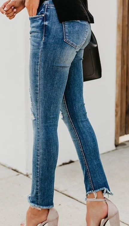 Pantalones de mujer de talla grande con agujeros elásticos y corte ajustado, además de pantalones rotos pequeños, para un estilo cómodo y moderno.
