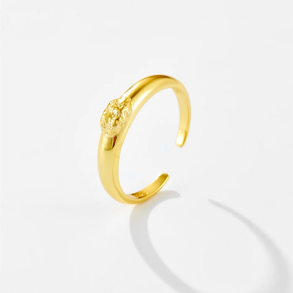 Anello in argento sterling S925 minimalista e versatile, personalizzato. Design elegante per ogni occasione. Un gioiello perfetto da regalare.