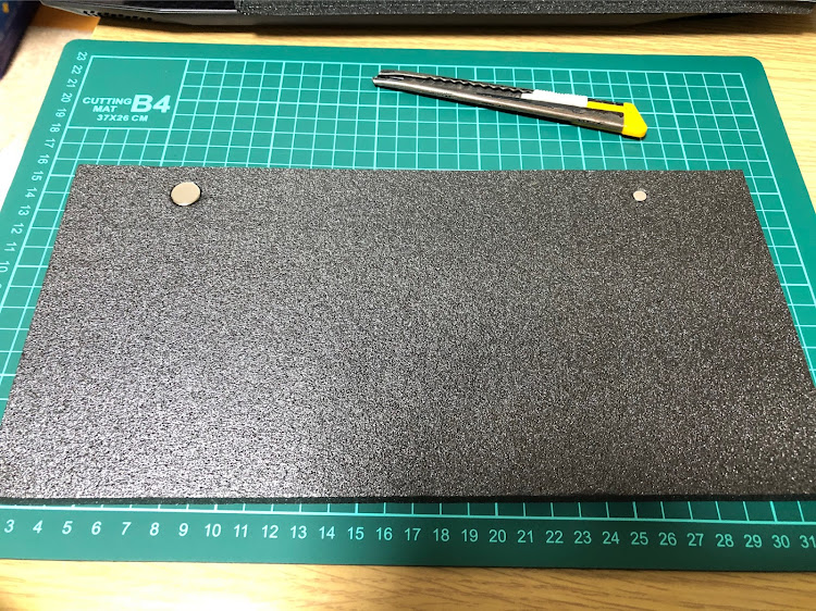 アクセラスポーツのナンバー隠しプレート自作・エヴァンゲリオン・DIY・カッティングシート貼りに関するカスタム事例の投稿画像5枚目