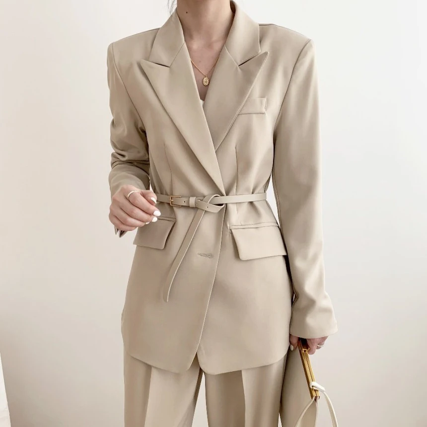 Korte Franse pak met riem De perfecte Parijse look voor elke gelegenheid, chic en verfijnd voor een onvergetelijke indruk.