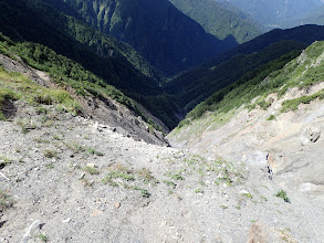 崩壊地の横を通る