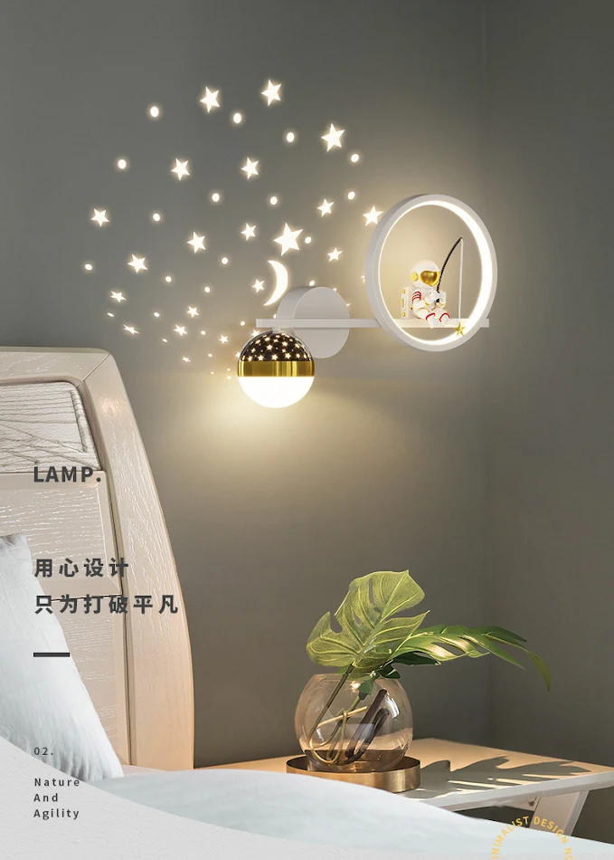 Lampada da comodino per bambini Astronauta, Stelle, Cielo, Sfera. Design cartone animato, luce soffusa per cameretta e letto. Arreda la camera.