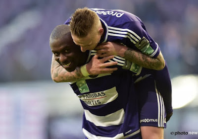 VIDEO: Geniale beelden! Mister Michel viert overwinning met Anderlecht-spionkop óp het veld