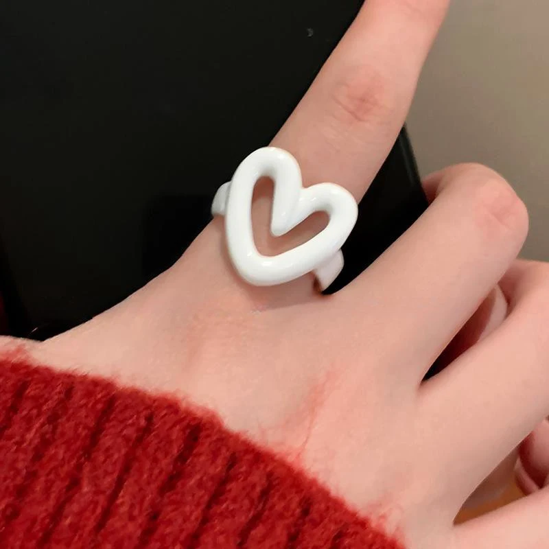 Bague femme ajustable en forme de cœur avec glaçage dégoulinant. Un symbole d'amour. Bijou romantique idéal pour un cadeau.