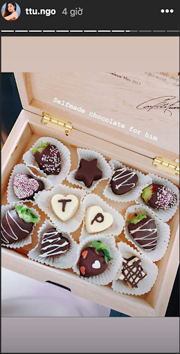 Thậm chí cô còn tự tay làm chocolate để tặng chồng với lời ghi chú tiếng Anh ngọt ngào với đại ý “Chocolate tự tay làm dành tặng chàng”