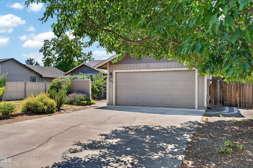 House with garage and garden in this luxury property for sale in Redmond ($419,990 - 117 m²)