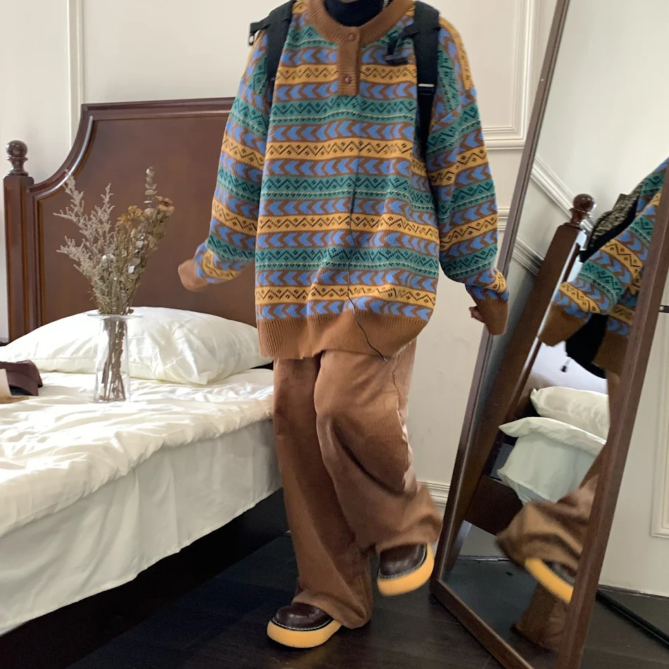 Veelzijdige Japanse retro sweater voor een tijdloze stijl. Ideaal voor casual en elegante looks, geniet van comfort en een uniek ontwerp voor elke gelegenheid.