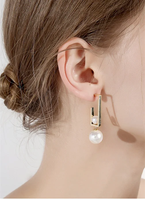 Vrouwelijke oorbellen met 925 zilveren naald, temperament en hoge sensatie. Verfraai je stijl en voeg een vleugje elegantie toe met deze prachtige oorbellen.