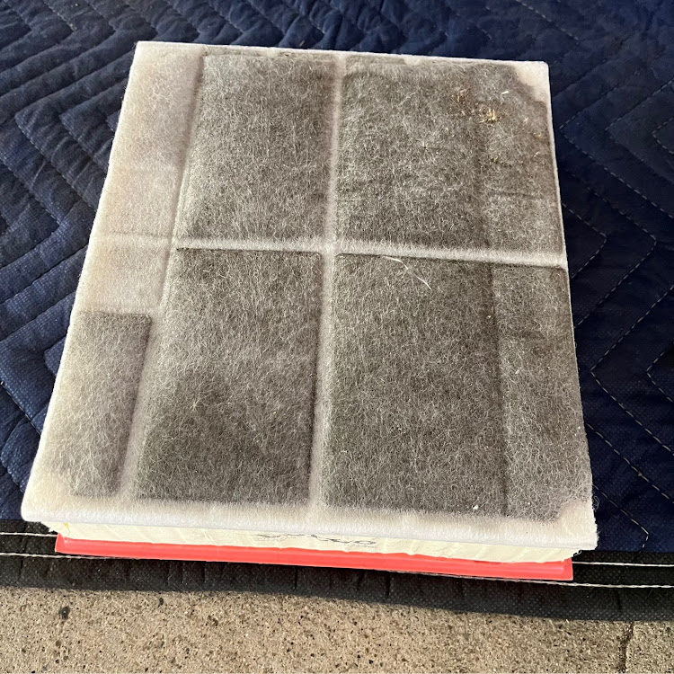 C70のセルフオイル交換・自宅駐車場・オイルフィルター交換・１年ぶり・エアフィルター清掃に関するカスタム事例の投稿画像4枚目