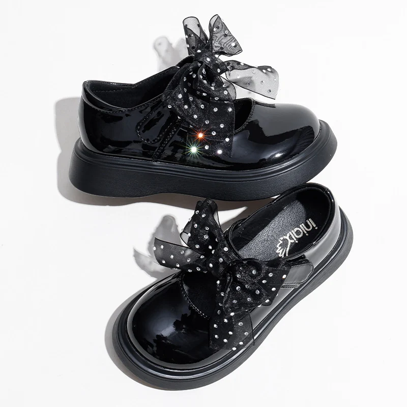 Zapatos de niña negros suaves tipo princesa con suela blanda, perfectos para comodidad y estilo. Lindos zapatos de cuero pequeños.