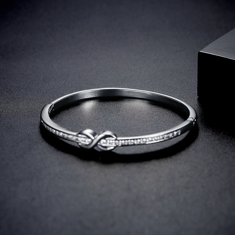 Micro Set Zircon armband, Europese en Amerikaanse mode. Stijlvol ontwerp, perfect voor elke gelegenheid. Straal en trek de aandacht met dit sieraad.