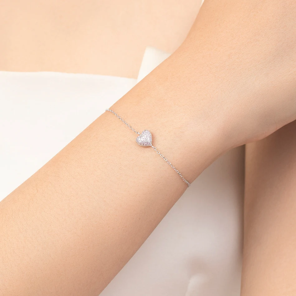 Pulsera de corazón de plata de ley para mujer con incrustaciones de diamantes, un símbolo de amor y elegancia atemporal para lucir a diario.