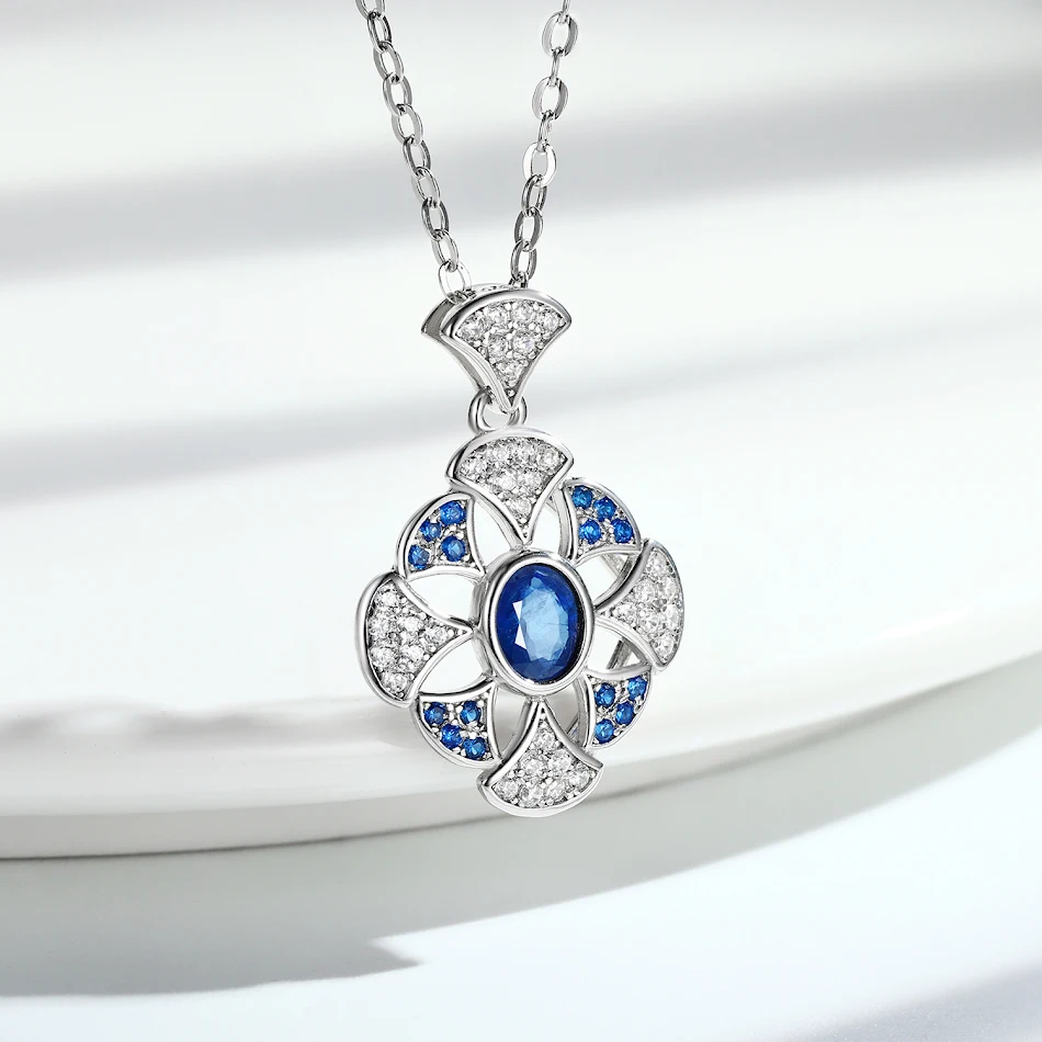 Collier avec pendentif feuille de Ginkgo en argent S925 et saphir naturel. Un bijou raffiné pour femme, symbole de beauté et de sérénité.