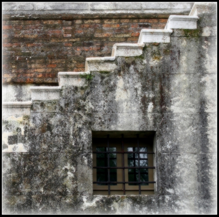 Scala con muro rosso e finsetra di trekgigia